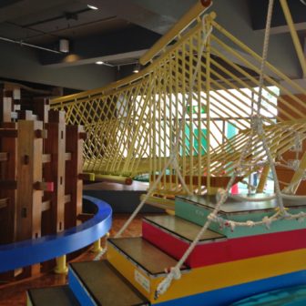 全長２５メートルのアスレチックのツイストブリッジ