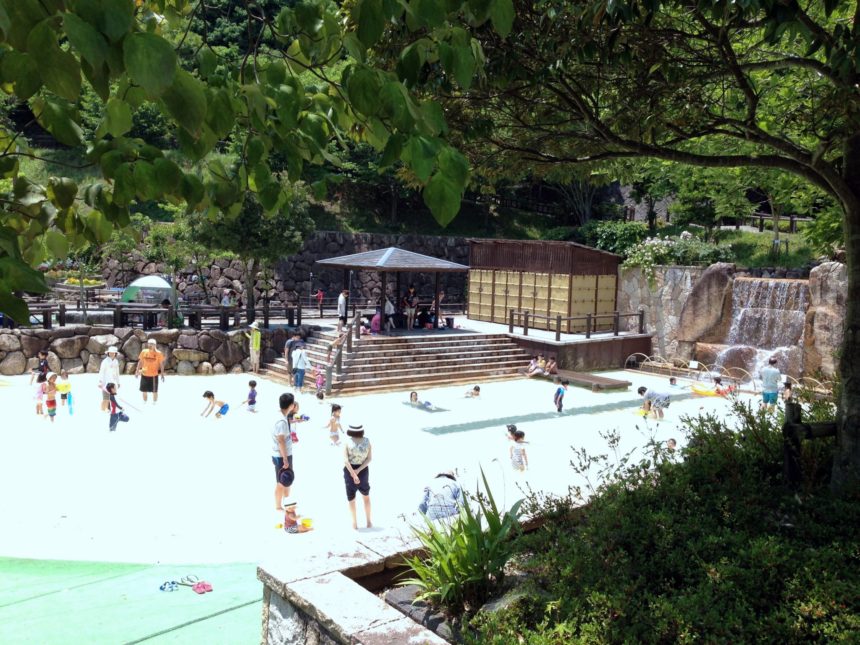 夏まで待てない そんな時は京都長岡京市にある西山公園ジャブジャブ池で水遊び